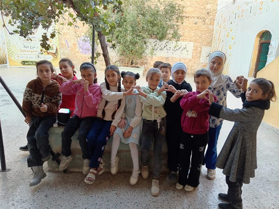 طالبات في ساحة المدرسة