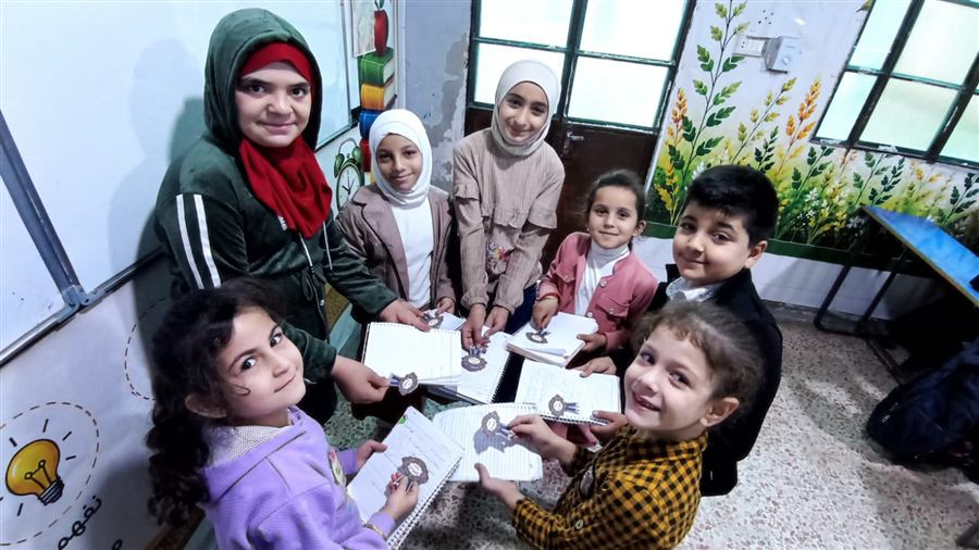 طلاب يحصلون على أوسمة التميّز على دفاترهم